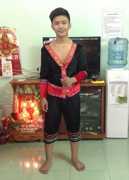 Dân tộc Mèo nam (áo nhung đen viền hồng, quần lửng)
