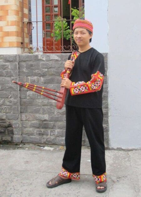 Dân tộc Mèo nam đen, tay dài phối thổ cẩm