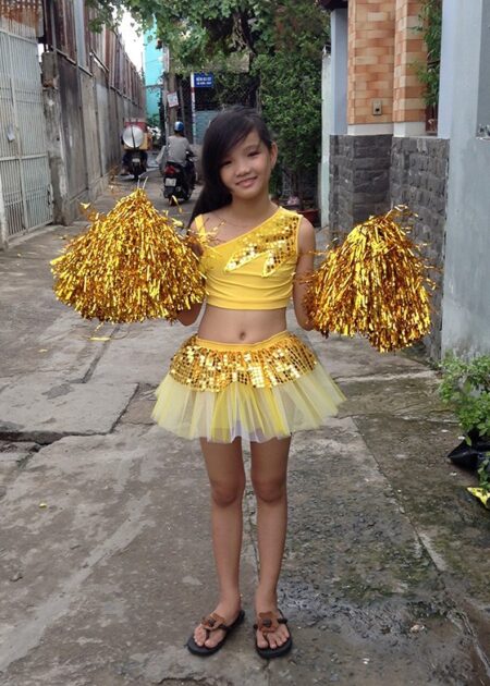 Đồ múa cổ động áo chéo vai, váy vàng mầm non