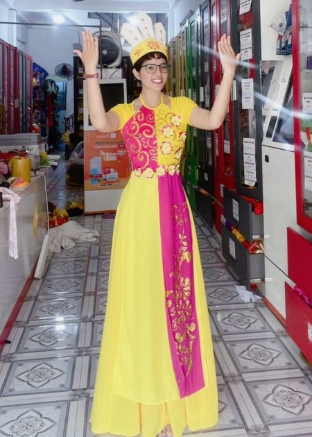 Đồ múa hát Âu Lạc: áo dài yếm, tà đắp hoa dán vàng hồng
