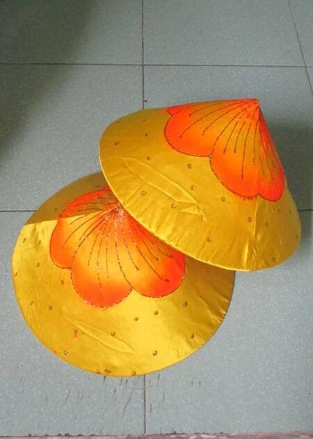 Nón lá nền vàng in hình hoa đào
