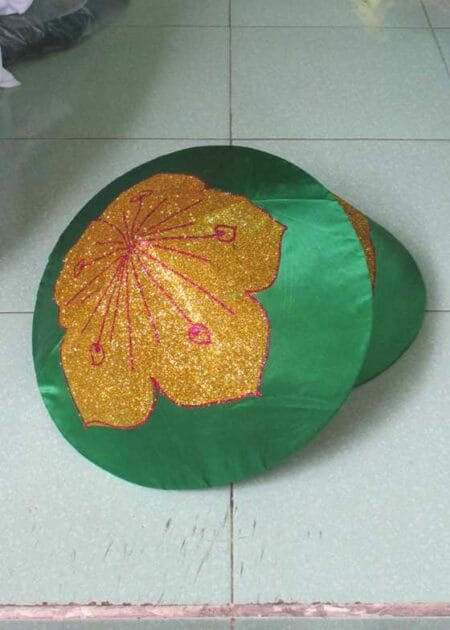 Nón lá nền xanh in hình hoa mai