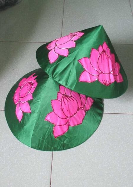 Nón lá nền xanh in hình hoa sen