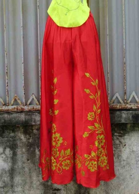 Quần múa ống loe màu đỏ