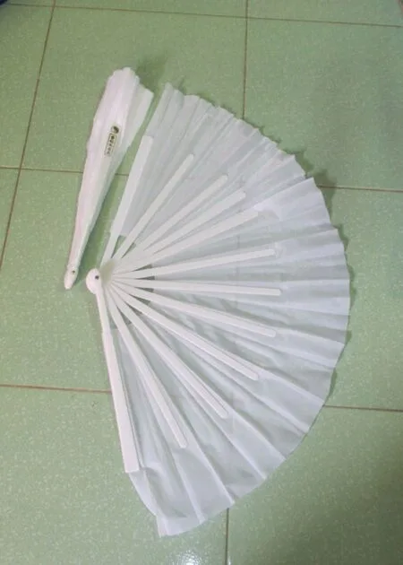Quạt lụa nan nhựa trắng