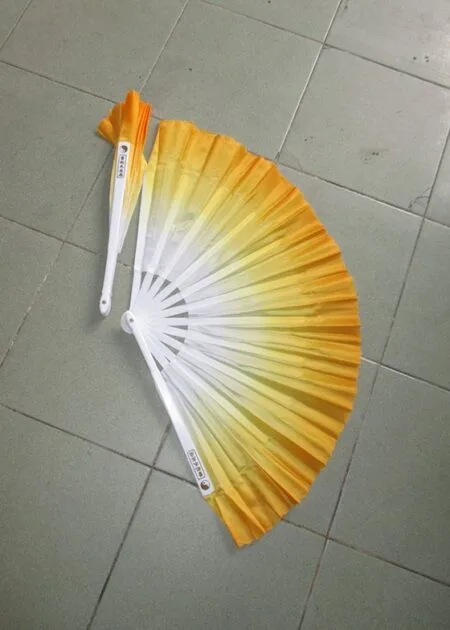 Quạt lụa nan nhựa vàng