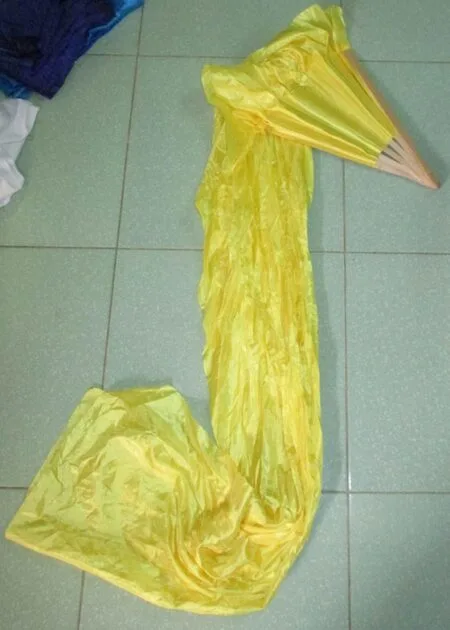 Quạt lụa vàng