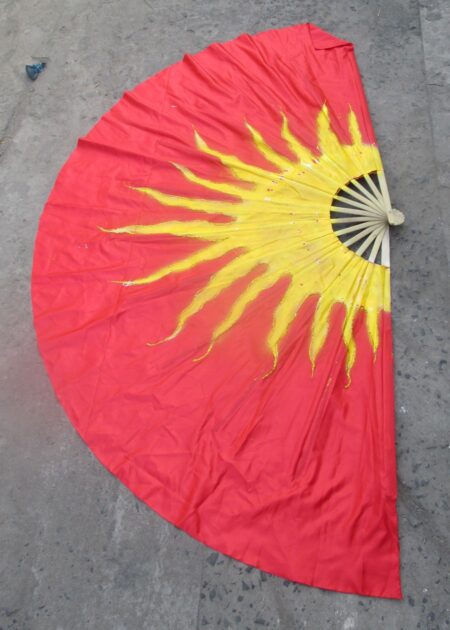 Quạt múa đại nền đỏ lửa vàng