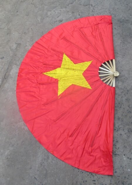 Quạt múa đại nền đỏ sao vàng