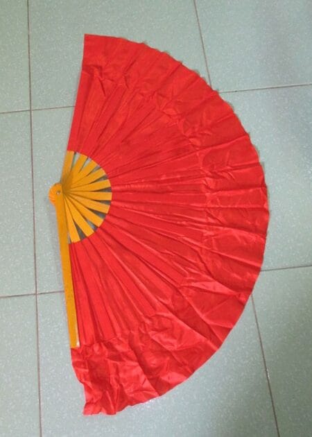 Quạt nan gỗ màu đỏ