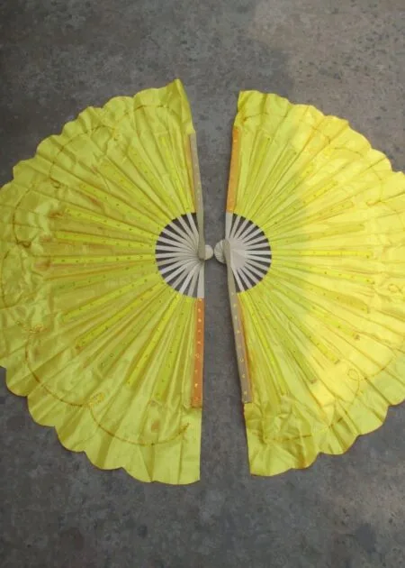 Quạt nan tre chấm bi kim tuyến vàng