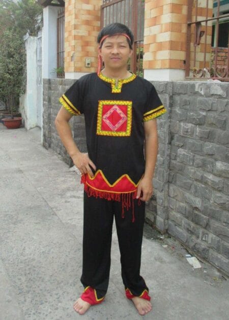 Tây Nguyên nam đen ngực viền ô vuông