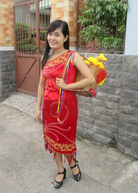 Tây Nguyên nữ - Áo váy nhung đỏ chéo vai