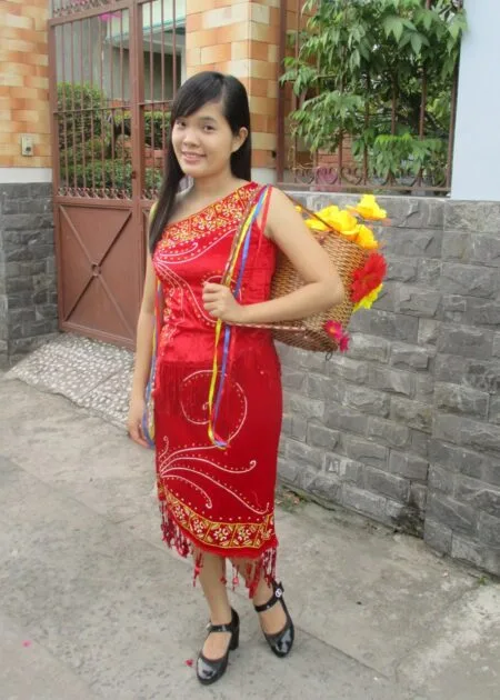 Tây Nguyên nữ - Áo váy nhung đỏ chéo vai