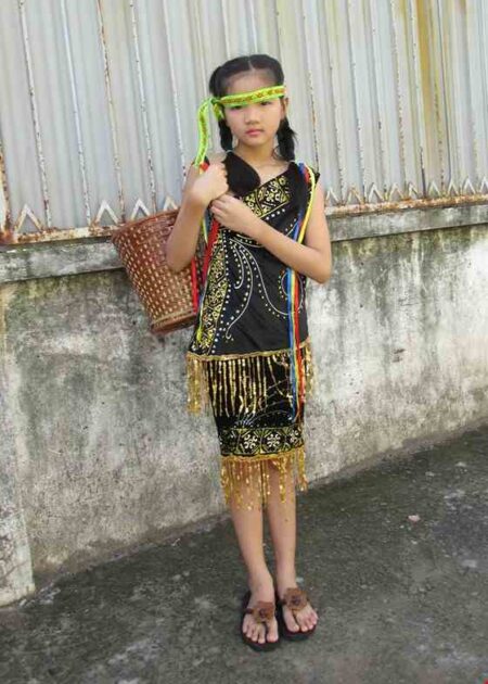 Tây Nguyên trẻ em - Áo váy chéo vai nhung đen phun kim tuyến