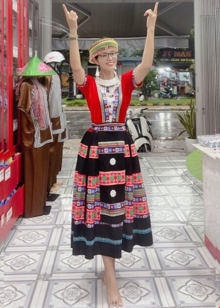 Trang phục biểu diễn 54 dân tộc (lẻ) form to: H'Mông/Mèo áo đỏ, cổ vuông, váy lửng form dà