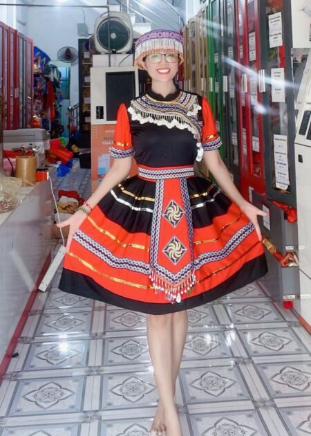 Trang phục biểu diễn 54 dân tộc (lẻ): H'Mông/Mèo áo đen tay đỏ cổ Mèo truyền thống