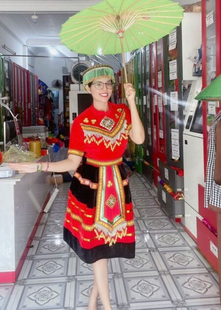 Trang phục biểu diễn 54 dân tộc (lẻ): H'Mông/Mèo áo đỏ ngực chữ V dây