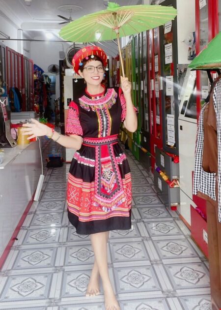 Trang phục biểu diễn 54 dân tộc (lẻ): Mèo/ H' Mông đen đỏ hồng (liền), bèo dây cổ