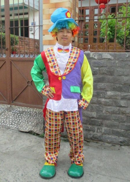 Trang phục chú hề ca rô đỏ xanh