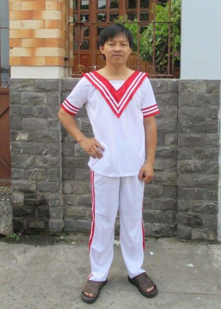 Trang phục cổ động nam áo trắng sọc đỏ