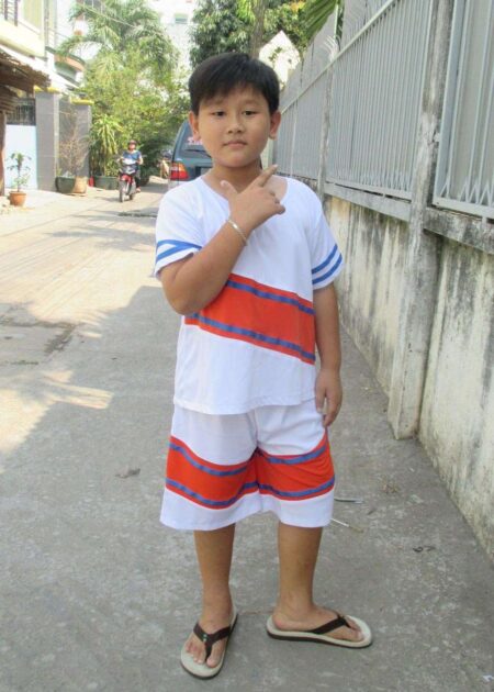 Trang phục cổ động nam màu trắng - cam sọc xanh