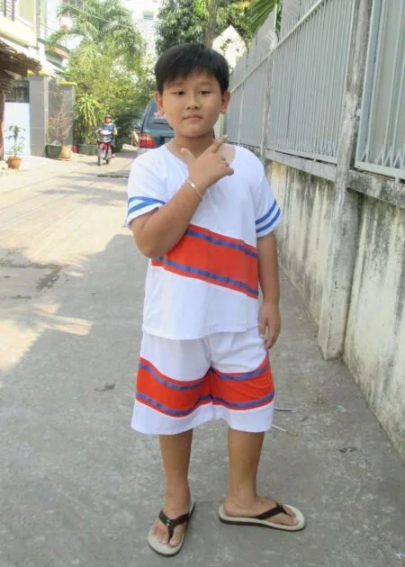 Trang phục cổ động nam màu trắng - cam sọc xanh