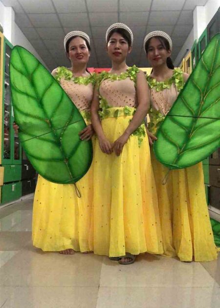 Trang phục  đầm múa vàng hoa xanh lá