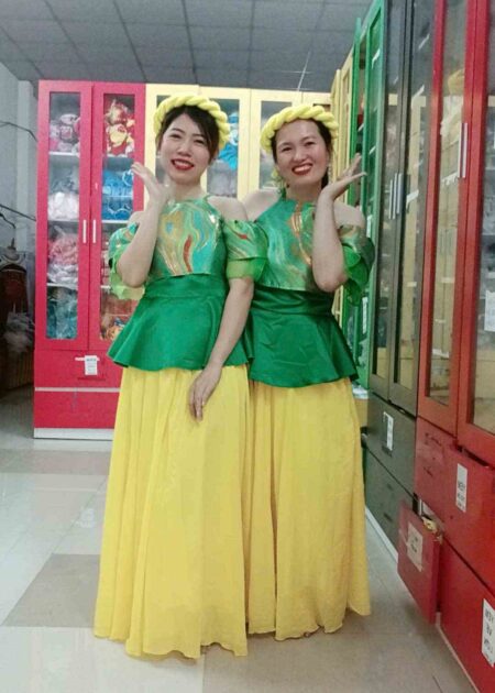 Trang phục đầm múa yếm gấm xanh váy vàng