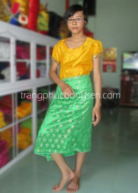 Trang phục dân tộc Khơme áo vàng váy xanh cốm