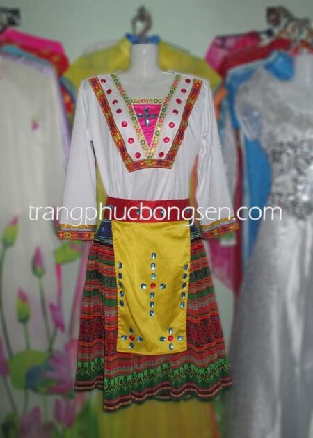 Trang phục dân tộc Mèo áo thun trắng cổ chữ V phối thổ cẩm