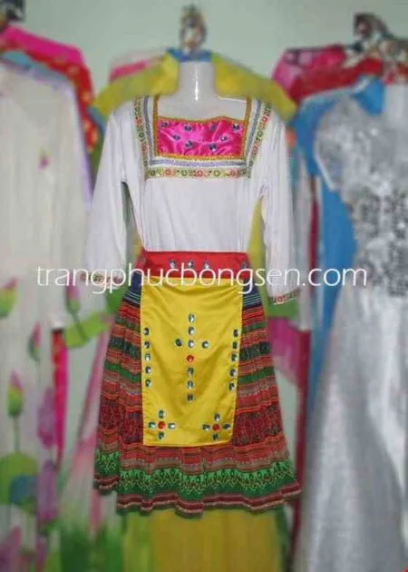 Trang phục dân tộc Mèo, áo thun trắng cổ vuông phối thổ cẩm