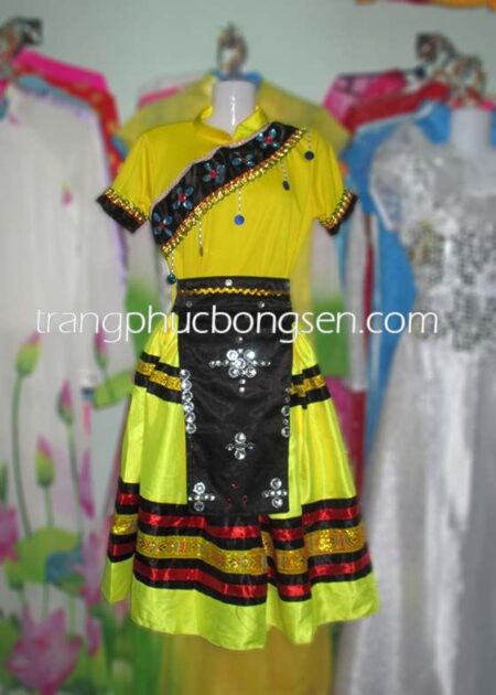 Trang phục dân tộc Mèo áo thun, váy phi phối thổ cẩm + khố đen kết đá