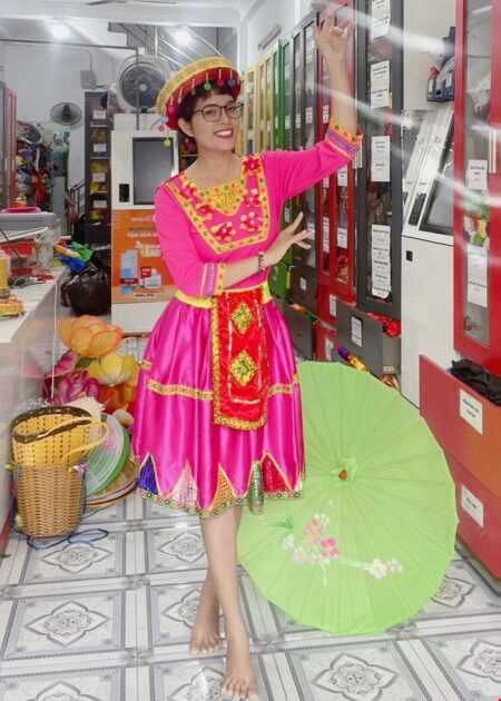Trang phục dân tộc Mèo / H'Mông áo hồng váy hồng phối hoa dán cổ
