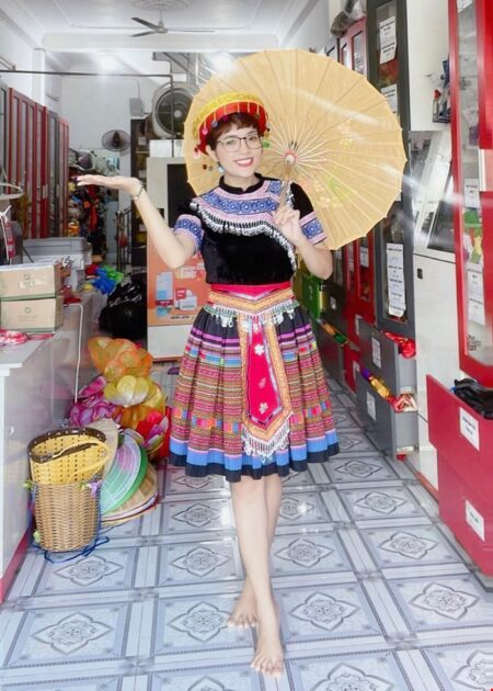 Trang phục dân tộc Mèo/ H'Mông áo nhung đen phối thổ cẩm xanh dương - hồng, chân váy thổ cẩm