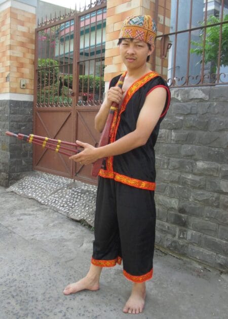 Trang phục dân tộc Mèo nam màu đen viền đỏ
