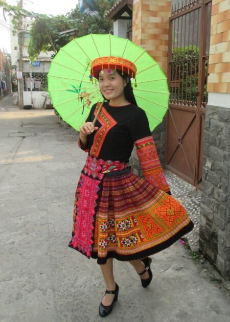 Trang phục dân tộc Mèo nguyên bản áo đen váy thổ cẩm