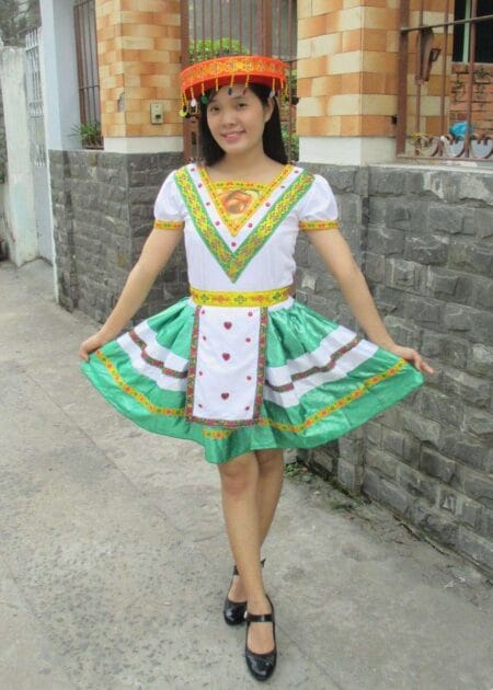 Trang phục dân tộc Mèo trắng - xanh lá