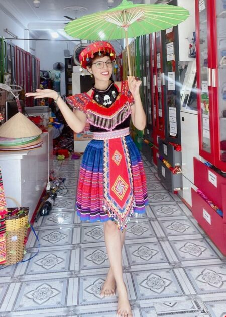 Trang phục dân tộc Mèo/H'Mông: áo nhung đen, tay cánh tiên, váy thổ cẩm