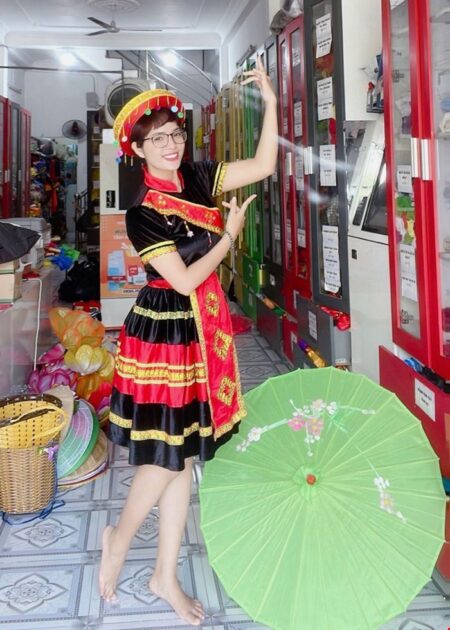 Trang phục dân tộc Mèo/H'Mông áo váy nhung đen phối phi đỏ