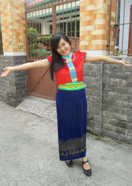 Trang phục dân tộc Thái áo nhung đỏ