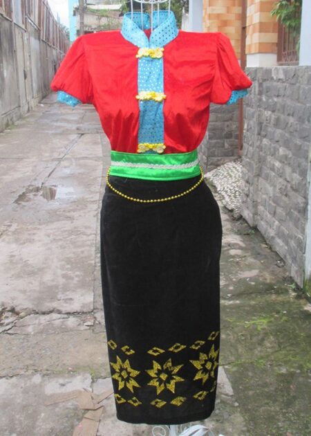 Trang phục dân tộc Thái tiểu học đỏ