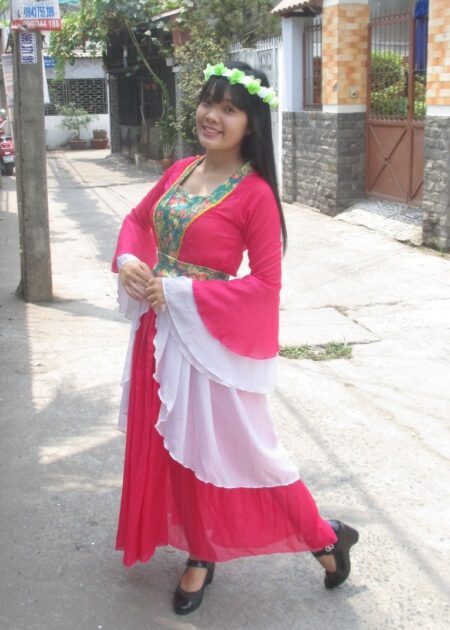 Trang phục Hằng Nga (chị Hằng), màu hồng viền xanh