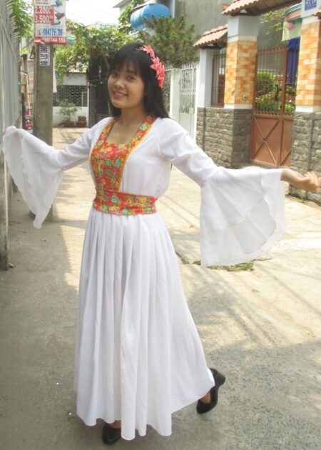 Trang phục Hằng Nga (chị Hằng), màu trắng viền đỏ