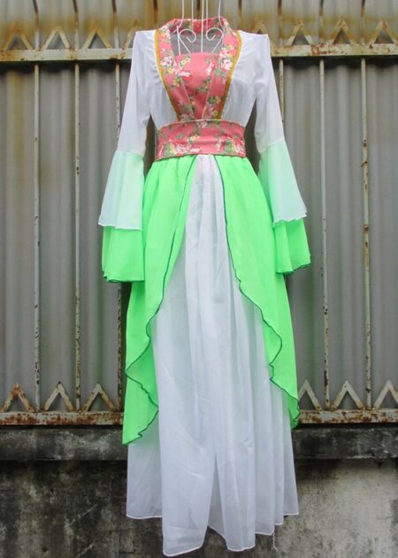 Trang phục Hằng Nga (chị Hằng), màu trắng viền hồng