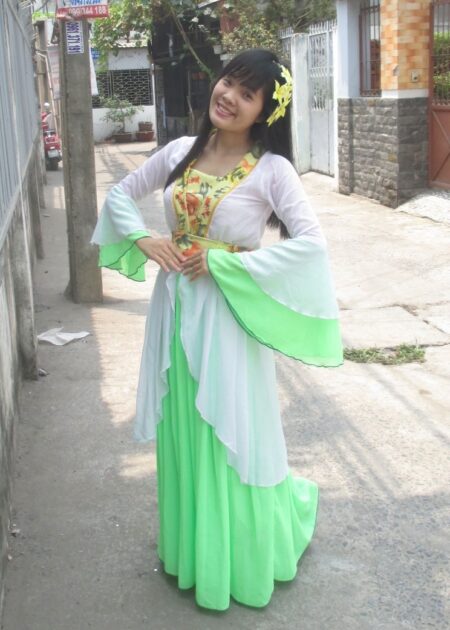 Trang phục Hằng Nga (chị Hằng), màu trắng viền vàng