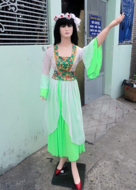 Trang phục Hằng Nga (chị Hằng), màu trắng viền xanh