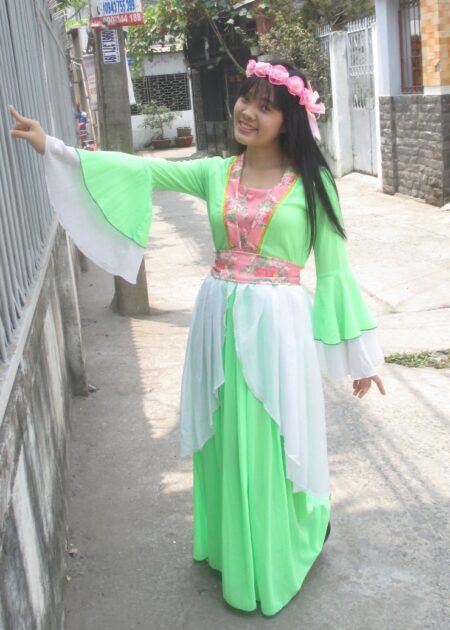 Trang phục Hằng Nga (chị Hằng) , màu xanh viền hồng