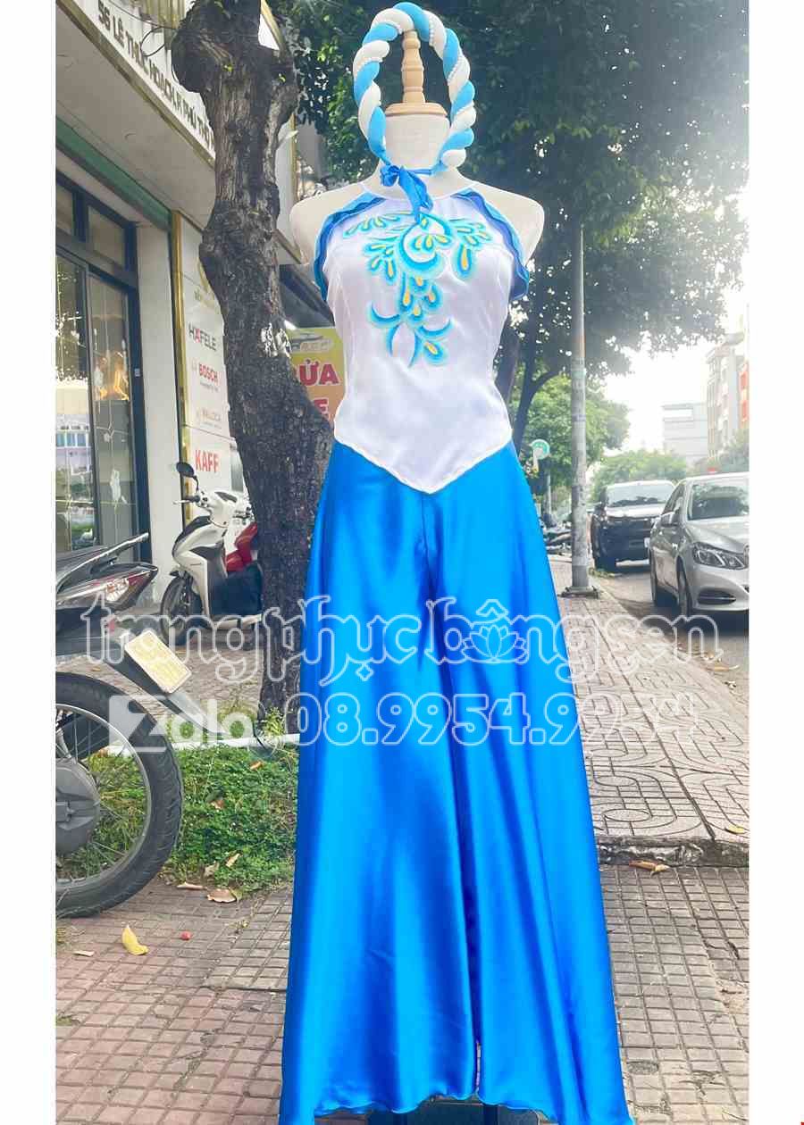 trang phục múa hát dân gian yếm trắng vẽ quần váy xanh dương