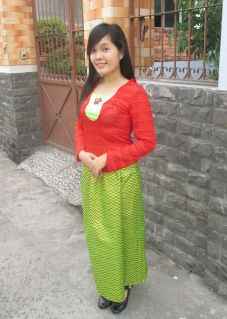 Trang phục Myanmar áo ren đỏ váy xanh lá